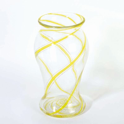 Glasvase, Anzolo Fuga (1914-1998), Murano, farbloses Glas, spiralförmig aufsteigende gelben Bändereinschmelzungen, unsigniert, H. 30 cm