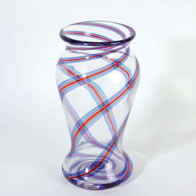 Glasvase, Anzolo Fuga (1914-1998), Murano, Italien, farbloses Glas, spiralförmig verlaufende blaue und rote Bändereinschmelzungen, unsigniert, H. ...