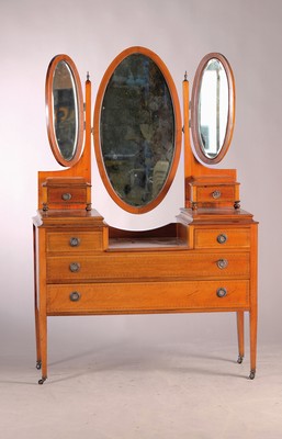 Frisierkommode, England, um 1900, Mahagoni, meist massiv, sechs Schubladen, Bandeinlagen, dreiteiliger Spiegel, ca. 167 x 111 x 46 cm, EZ 2-3