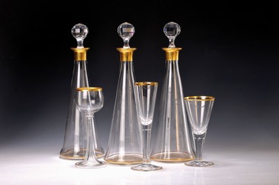 14 Trinkgläser und drei Karaffen, deutsch, um 1900/10, farbloses Glas, 8 Weingläser mit facettierten Hohlfüssen, 4 Weingläser mit eingestochenen ...