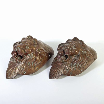 Paar Türklopfer als Löwenköpfe, um 1900, Bronze, patiniert, Löwenkopf mit Klopfer im Maul, H. je 26 cm