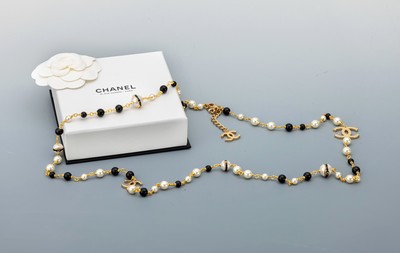 Langes CHANEL Modeschmuck-Collier, Paris, Metall verg., weiße Kunstperlen, schwarze Harzperlen, ca. 6 - 8 mm, CC-Embleme, L. ca. 100 cm, ...