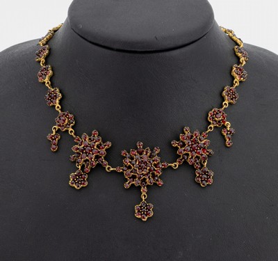 Granatcollier, Böhmen um 1880/90, Tombak verg., blütenförm. Elemente, facett. Granate von intensiver Farbe, L. ca. 40 cm, Federringschließe mit ...