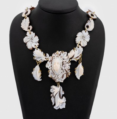 Ausgefallenes Muschelkamee-Collier, Italien um1930/40, 925er Silber verg., Muschelkameen geschnitten und grav., mittig erhabener Damenkopf, Blätter ...