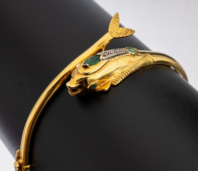 18 kt Gold Diamant-Smaragd-Armreif "Fisch", GG 750/000, kl. Diamanten und Smaragde, ca. 6 x 5 cm, Kastenschloss mit Sicherheitsacht, ca. ...