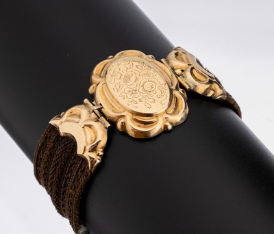Biedermeier Armband aus Haargeflecht, deutsch um 1880, Schaumgold, feines Haargeflecht, Kastenschloss und Zwischensteg floral grav., B. ca. 2 cm, L. ...