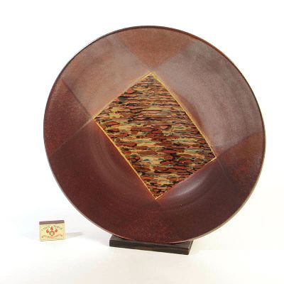 Großer Studiokeramik-Teller, Karin & Walter Zander (1938-2007 / 1941-2008), Keramik, braun glasiert, am Boden signiert, D. 43cm