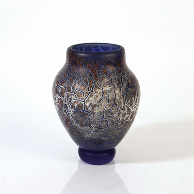 Studioglas-Vase, Steven W. Kemmerly, UK, 1996 , blau überfangenes Glas, Krakeleeglasur, am Boden signiert und datiert, H. 20 cm