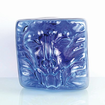 Glasobjekt bzw. Werbeobjekt, signiert Sprachalova, 1997, farbloses Glas mit blauenEinschmelzungen, Reliefdekor eines Löwenkopfes, verso mit ...