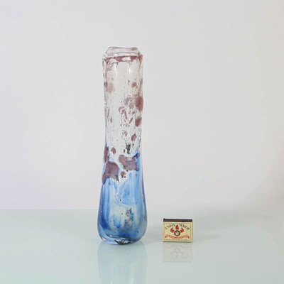 Studioglas-Vase, Reiner Model (geb. 1941), Stuttgart, farbloses Glas, mit Textilien und blauen Glaseinschmelzungen, am Boden signiert, H. ca. 33.5 cm
