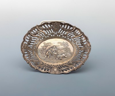 Anbietschale, Hanau um 1900, 800er Silber, Puttendekor, Rand mit Durchbrucharbeit, ca. 228 g, ca. 4 x 21 x 16.5 cm