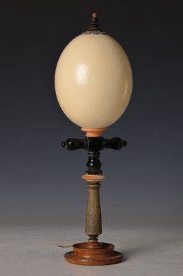 Straussenei auf Ständer, deutsch, um 1890-1900, Holzständer gedrechselt, Alterssp, H.ca. 37cm