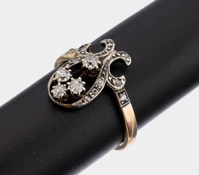 14 kt Gold Diamant-Ring, um 1900, GG 585/000 gepr., und Silber, 4 Altschliffdiamanten zus. ca. 0.24 ct Weiß/p, Diamantrosen zus. ca. 0.12 ct, ...