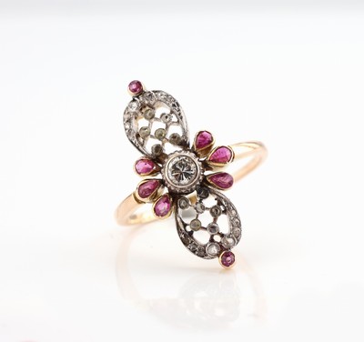 18 kt Gold Rubin-Diamant-Ring, GG 750/000 gepr. und Silber, Ringkopf um 1900, Altschliff-Diamant ca. 0.12 ct Weiß/p, Diam.- Rosen zus. ca. 0.10 ct, ...