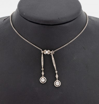 Platin Diamant-Collier, um 1900, Platin undGG 585/000 gepr., Kette Silber (sek.), 3 Altschliff-Diamanten zus. ca. 0.40 ct Weiß/si,18 Diamant-Rosen ...