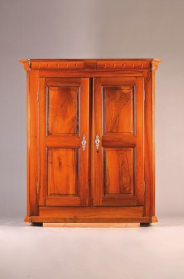Schrank, Louis-Seize, süddeutsch, um 1800, Nußbaum massiv, zweitürig, auf Rahmen gearbeitet, kassettiert, Schellack poliert, ca. 193 x 171 x 57 ...