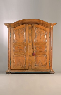 Elsässer Barockschrank, um 1780, Eiche, zweitürig, aufwendige Schnitzereien aus Akanthus, Muscheldekor und Voluten, kassettiert, geschwungener ...