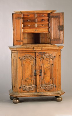Besteckschrank/Anrichte, Barock, 18.Jh., Nußbaumfurnier z.T. massiv, Unter und Oberteil zweitürig, aufgelegte Schnitzereien aus Akanthus und ...