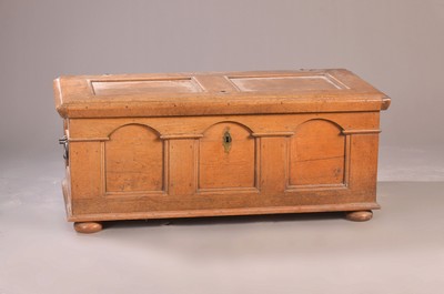 Barock-Truhe, 18.Jh., Eiche massiv, aufklappbare Deckplatte, seitlich jeweils mit einem Griff, Messingbeschlag, ca. 52x138x64 cmEZ 2-3