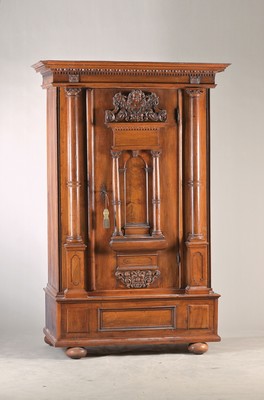 Fassadenschrank, um 1890, Nussbaum massiv, eintürig, Tür mit Halbsäulen und Kapitellen, aufwendige Schnitzereien aus Puttoköpfen und Akanthus, ...