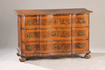 Barock Kommode, um 1750, Nußbaumfurnier, 3 Schubladen, Rahmenfüllungen in Wurzelnuss, Messingbeschläge, orig. Schlösser, ca. 78 x 128 x 63 cm, EZ ...