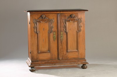 Halbschrank, um 1880, Nussbaum massiv, z.T. Furnier, aufgelegte Schnitzereien von Puttenköpfen, zweitürig, Türen auf Rahmen gearbeitet, ca. ...