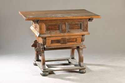 Barocker Rhöntisch/ Jogltisch, 18.Jh., Nußbaum massiv, Deckplatte aufschiebbar, ca. 82 x 103 x 82 cm, EZ 2-3