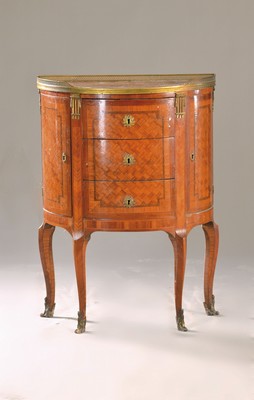 Kleine halbrunde Kommode, wohl Frankreich, um 1900, Mahagonifurnier, z.T. würfelförmig verlegt, 3 Schubladen, seitlich zwei Türen, Marmorplatte, ...