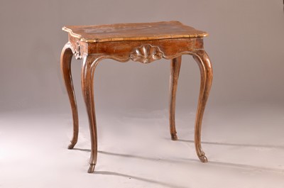 Kleiner Barocktisch, 18.Jh., Nußbaumfurnier,z.T. massiv, auf geschwungenen Beinen, ca. 71 x 69 x 51 EZ 3