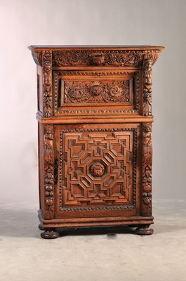 Halbschrank, um 1880, Eiche massiv, aufwendige Schnitzereien mit Puttos, Akanthus und Trauben, jeweils eine Tür oben und unten, ca. 126 x 85 x 45 ...