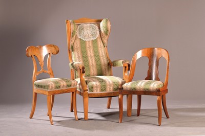 Biedermeier Sitzgarnitur, um 1820-40, best. aus 6 Stühlen (2+3+1), Tisch und Ohrenbackensessel, Nußbaumfurnier z.T. massiv,gepolstert und bezogen, ...