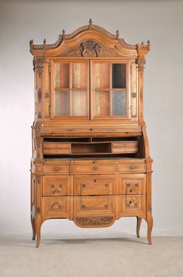 Aufsatzsekretär, klassizistisch, um 1770/80, Nussbaum massiv, aus dem Vollholz geschnitzt, Vitrinenaufsatz mit zwei Türen und versprossten Türen, ...