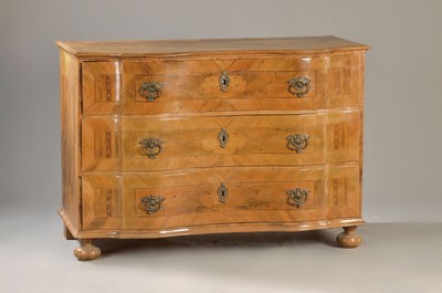 Barock-Kommode, um 1750, Nußbaumfurnier, 3 Schubladen, intarsiert, geschweifte Form, Messingbeschläge, ca. 85 x 122 x 63 cm, EZ 2-3