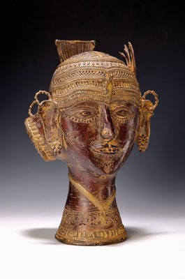 Bronzekopf, wohl Westafrika, 20. Jh., Haarschmuck und Ohrringe, ca. 32 x 20cm
