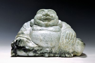 Große Jadefigur, China, 20. Jh, Glücksbuddha/Dickbauchbuddha/Hotai, schwere Qualität, ca. 18 x 30 x 16 cm, ca. 14 kg