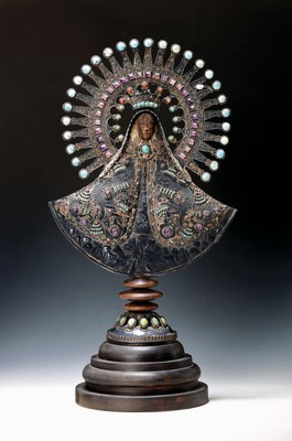 Große silberne Madonna, Mexiko, 20. Jh., 925er Silber, mit Halbedelsteinen besetzt, verziert, mit Steinen, Türkisen, Lapislazuli etc. besetzt, ...