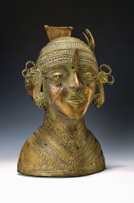 Große Büste, wohl Westafrika, 20. Jh., mit Haarschmuck und Ohrringen, Bronze, H. ca. 33 cm