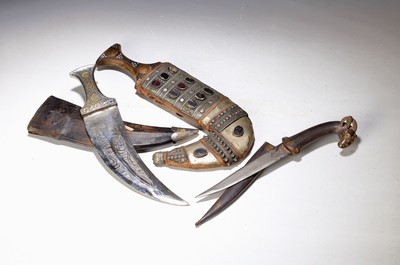 Zwei Dolche, arabisch, 2. Hälfte 20. Jh., 1 x Jambyia, mit Glascabochons besetzt, ein Stein fehlt, mit versilberter Auflage, , zweiter Dolch mit ...