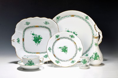 Kaffeeservice, Herend, Apponyi Grün, 2. H. 20. Jh., 8 Kaffeetassen mit Untertassen, 8 Dessertteller, 8 Eierbecher, Gebäckschale, Blumenvase, ...