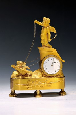 Miniatur-Pendule, Empire, Frankreich Anfang 19. Jh., verziertes Bronzegehäuse auf vier Füßen stehend, im Sockel Symbolik des Amor mit Bogen und ...