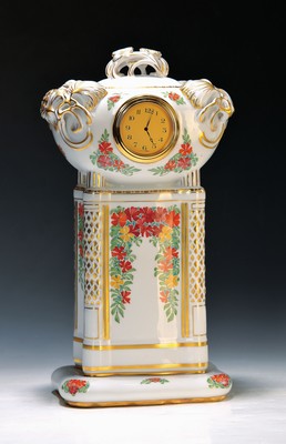 Porzellanuhr, KPM Berlin, 2. Hälfte 20. Jh., nach Jugendstilmodell, Entwurf Theo Schmuz- Baudiss 1911, polychromer Bemalung mit Blütenranken, ...