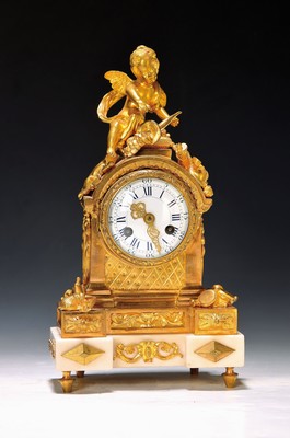 Kleine Pendule, Frankreich um 1900, weißer Marmorsockel, Bronze verziert mit alter Feuervergoldung, Thematik Musik, allseitig mit Musik Instrumenten ...