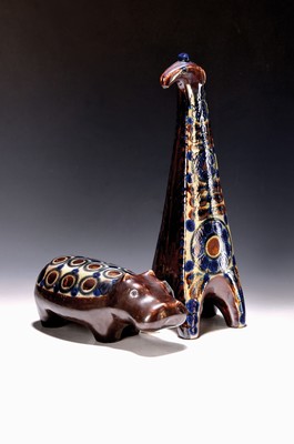 Zwei Steinzeugfiguren, Westerwald, Elfriede Balzar-Kopp, 1904 Bendorf - 1983 Höhr- Grenzhausen, Steinzeug braun und blau staffiert, Giraffe H. 40 ...
