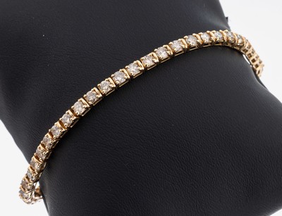 9 kt Gold Diamant Tennisarmband, GG 375/ 000, 48 Diamanten zus. ca. 5.00 ct champagnerfarb./p2, L. ca. 19 cm, Kastenschloß mit Sicherheitsacht, ca. ...