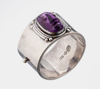 Ausgefallener Armreif mit Amethyst, Mexico um 1960, 925er Silber, sign., erhabener Amethyst in Form einer Aztekenmaske, B. ca. 3 cm, D. ca. 6 cm, ...