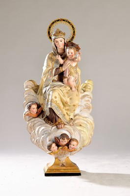 Mutter Gottes mit Kind, wohl Frankreich, um 1900, Holz geschnitzt und gefaßt, mit Engelsköpfen am Sockel und Mantel verziert, ein Engelsköpfchen ...