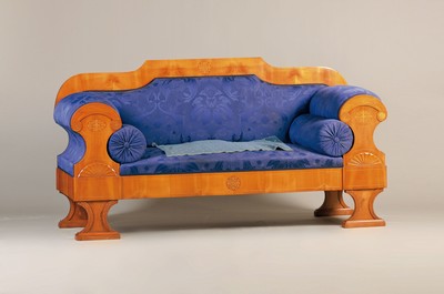Biedermeier Sofa, um 1830/40, Kirschbaumfurnier, Intarsien in Ahorn, gepolstert und blau bezogen, ein hinterer Fuß gelöst, 106x196x67 cm, EZ 2-3