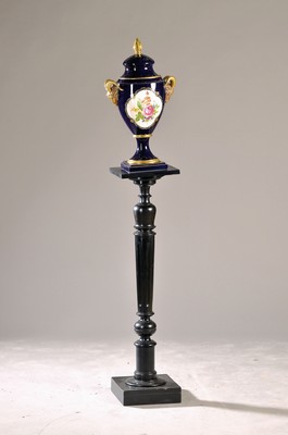 Holzsäule mit Deckelvase, 20. Jh., Säule schwarz gefasst, gedrechselt, um 1900, H. 102 cm, B. 26 cm; Deckelvase, Lindner, 2. Hälfte 20. Jh., ...
