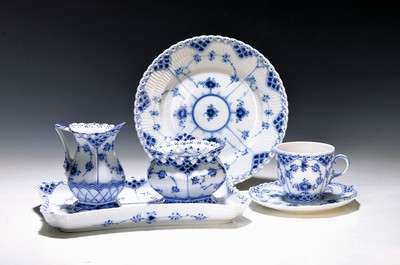 Kaffeeservice, Royal Copenhagen, Musselmalet, Vollspitze, 8 Tassen mit Untertassen, 7 Dessertteller, Zuckerdose und Milchkännchen, kl. Tablett