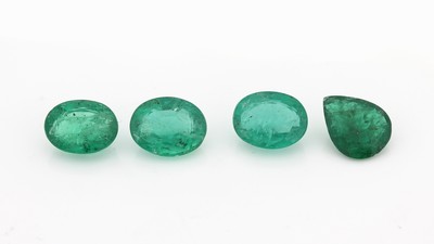 Lot 4 lose facett. Smaragde, zus. 7.28 ct, 3 x oval, 1 x Tropfen